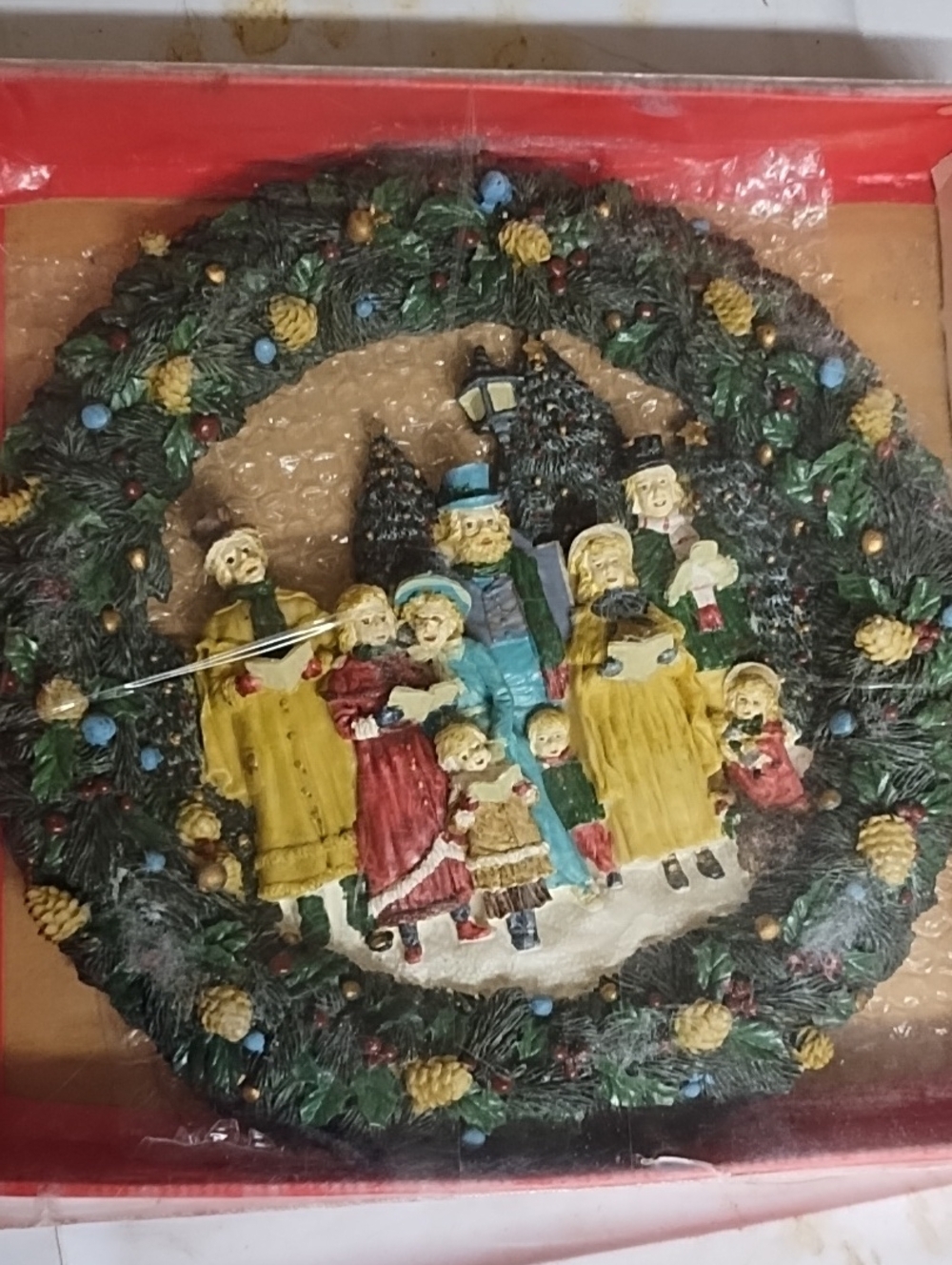 Avon Vintage Holiday Carolers Wreath Wall Plaque Ceramic Classic Christmas Home